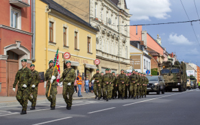 Vojáci a technika 53. pluku při oslavách 800 let Opavy