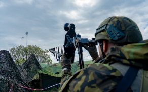 přenosný rušič MANPACK-G při neutralizaci dronu