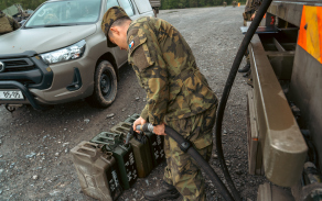 Logistika - doplňování pohonných hmot v poli