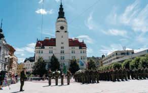  Vojáci 53 pluku jako součást města - slavnostní nástup